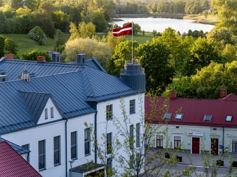 Ķēniņkalns, Talsu tautas nams un Radošā sēta