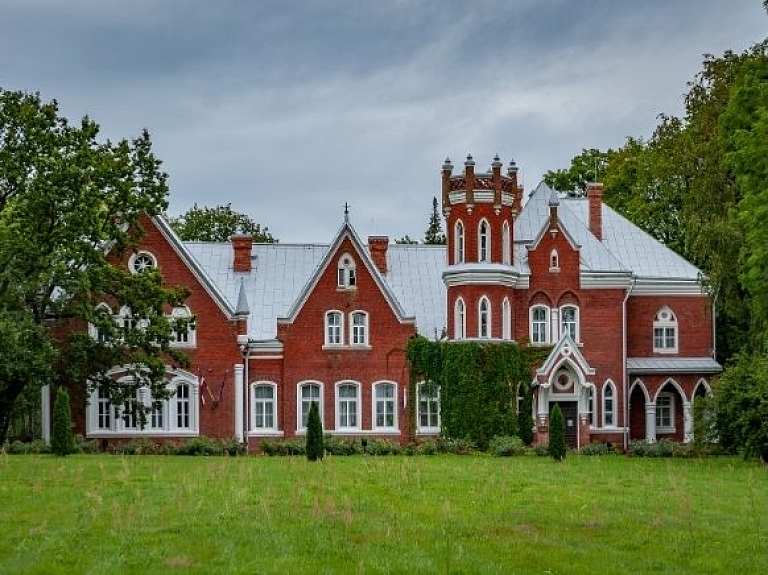 Červonkas (Vecsalienas) muižas pils un parks