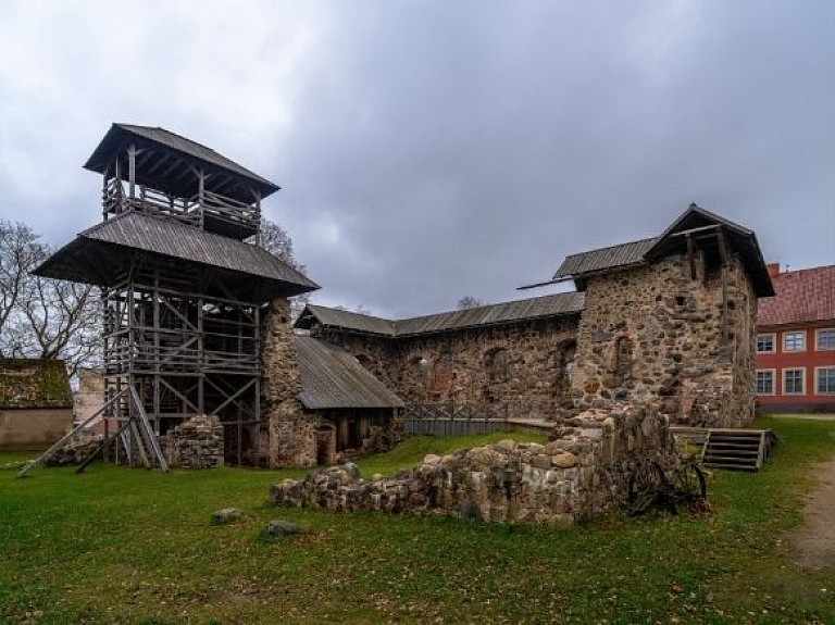Viduslaiku pilsdrupas, skatu tornis un Limbažu muzejs