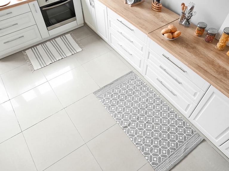 Kādi ir virtuvei piemērotākie grīdas segumi?