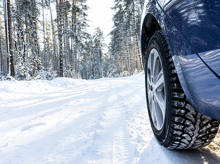 Drošība ziemā sākas ar pareizām riepām: kā izdarīt gudru izvēli?