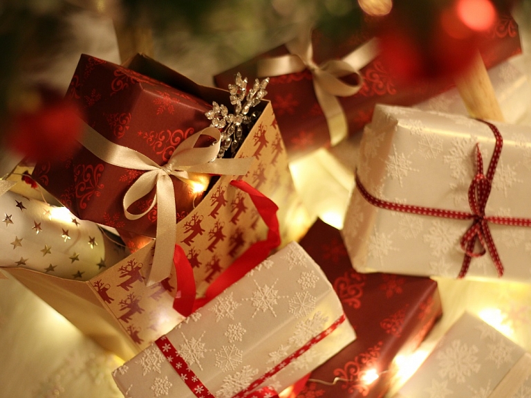 Ar ko iepriecināt Ziemassvētkos? Interesantas idejas skaistām dāvanām