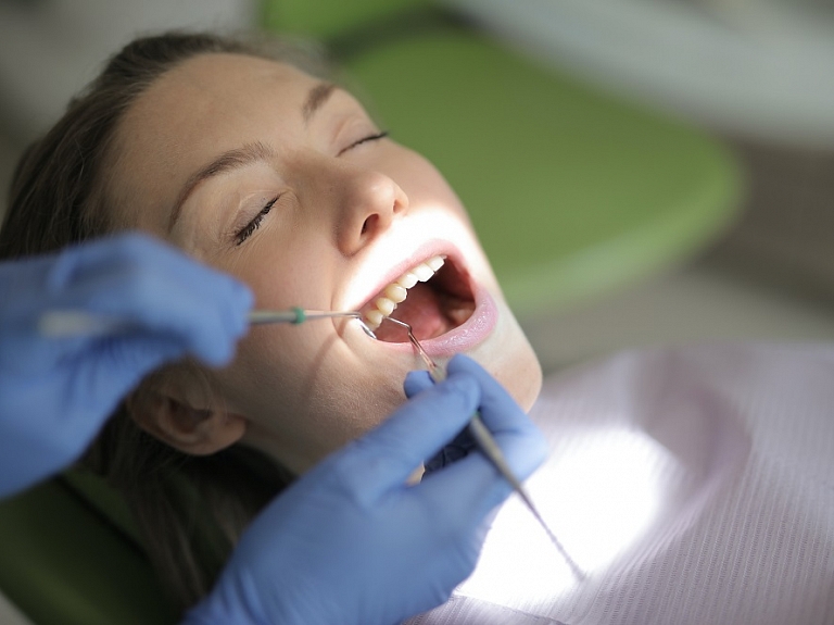 Kā aizvietot zaudētos zobus un uzlabot zobu estētiku?