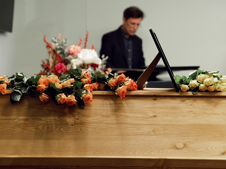 Personalizētas bēres – mūzika, atvadu runas un rituāli, kas atspoguļo aizgājēja dzīvi