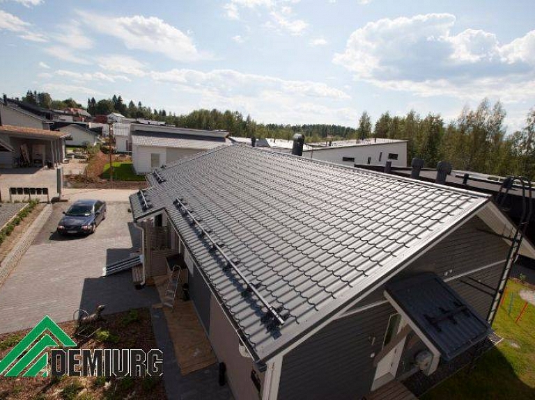 Pilns jumta drošības produktu ceļvedis – no sniega barjerām līdz drošības sliedēm 