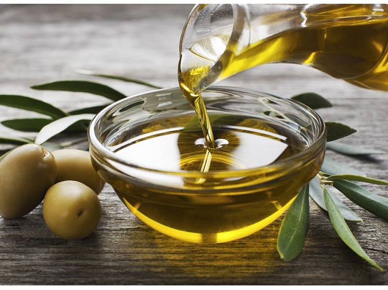 Cik veselīgi uzturā lietot olīveļļu, linsēklu eļļu un citas?