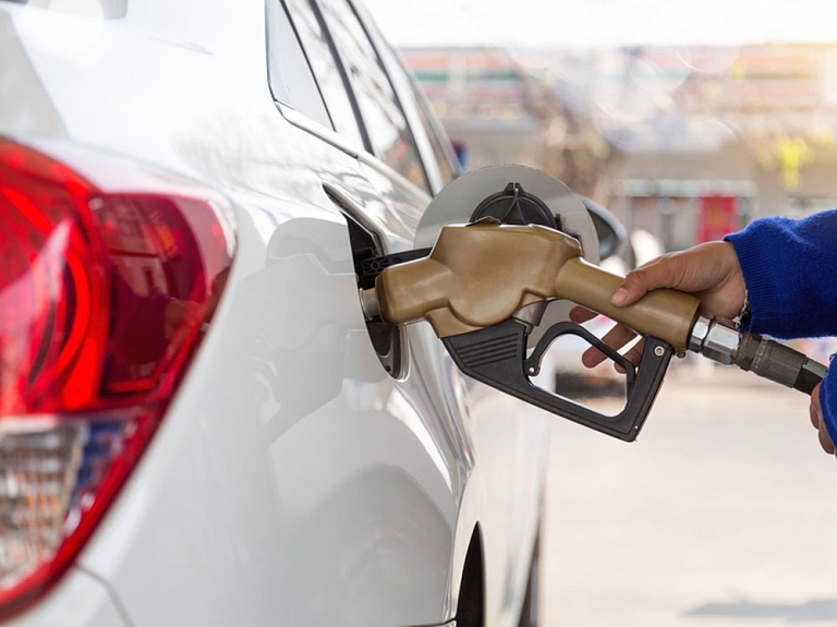 Degvielas cenas turpina pārsteigt