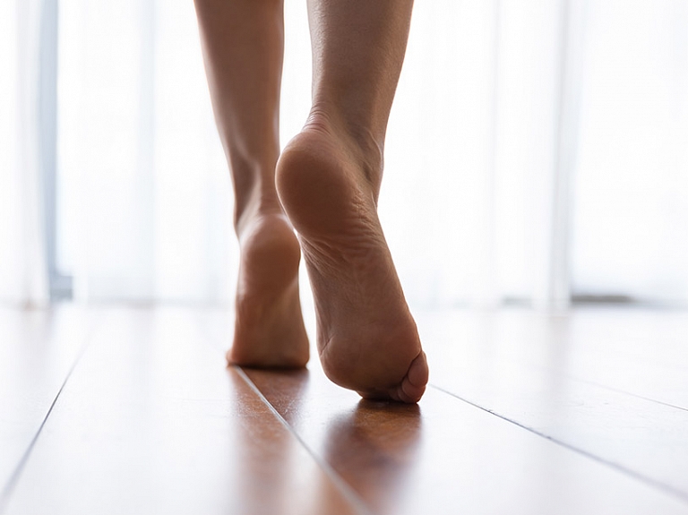 Šķidrais putuplasts vai tradicionālā grīdas siltināšana – kas ir labāks risinājums Latvijā?