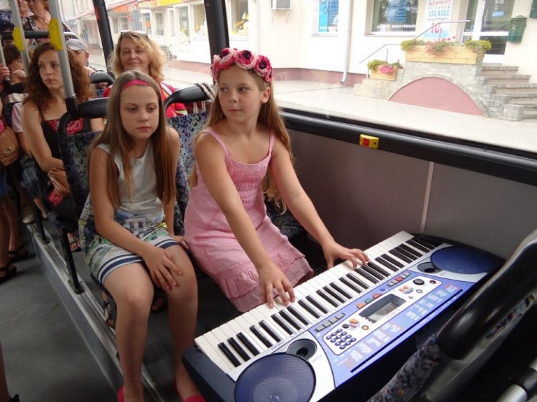Ceļā devies pirmais Valmieras pilsētas svētku muzikālais autobuss

