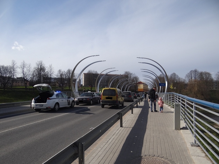 Ceļā devies pirmais Valmieras pilsētas svētku muzikālais autobuss

