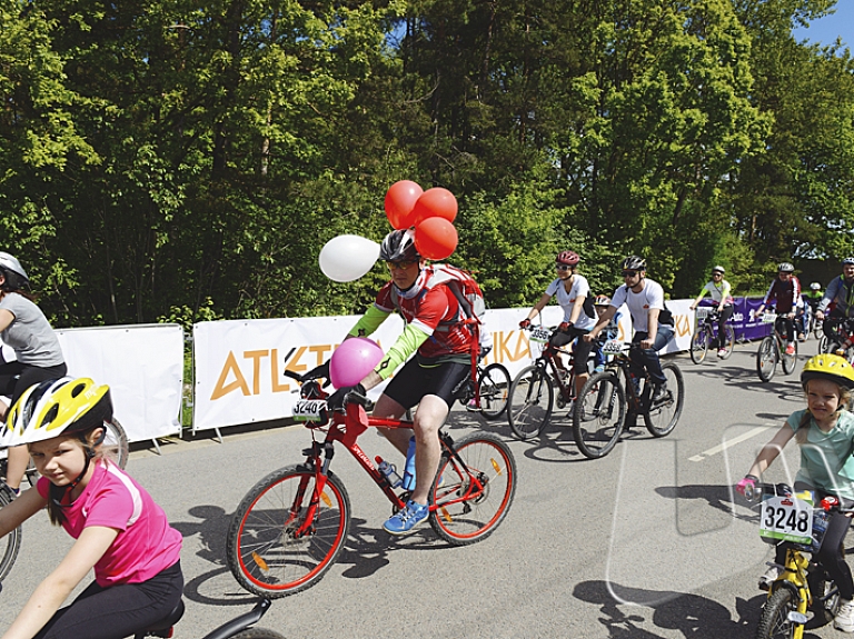 Olainē ģimenes vienosies krāšņā velobraucienā

