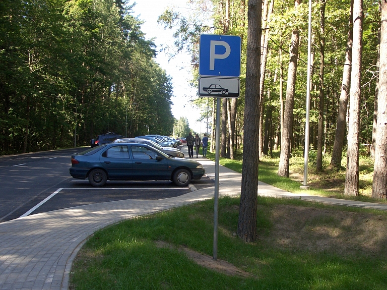 Pie Vidzemes slimnīcas pabeigts stāvlaukums 60 automašīnu novietošanai

