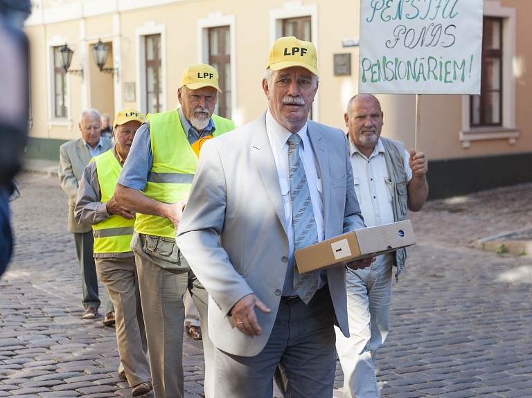 Siliņš: Savāktie paraksti būs stimuls lielākas pensiju indeksācijas iespēju meklēšanai 2016.gadā

