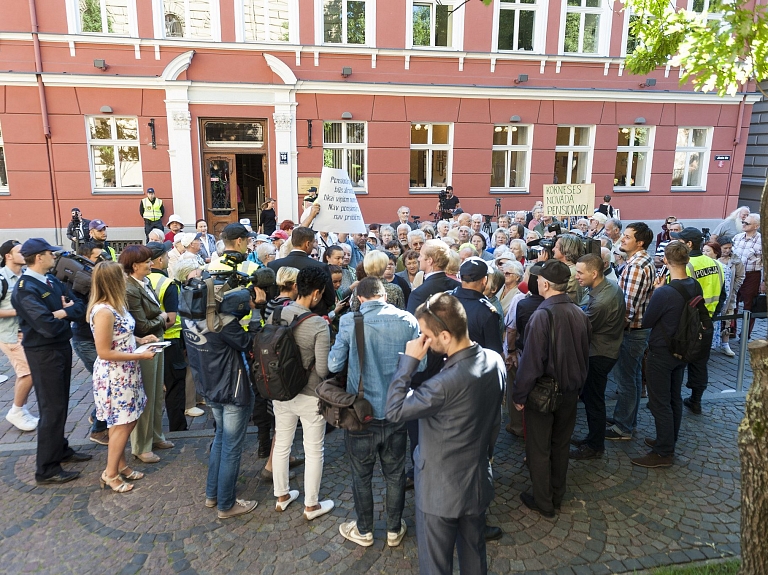 Seniori apsver iespēju pensiju jautājumu vēlreiz aktualizēt plašā manifestācijā oktobrī

