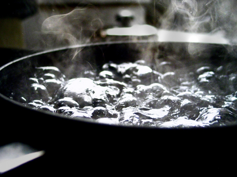 Zēns Rīgā guvis apdegumus, uzlejot sev virsū karstu ūdeni

