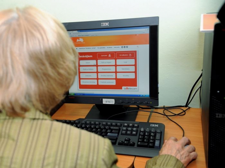 Daugavpils seniori atgriežas skolas solā un apgūst datorprasmes

