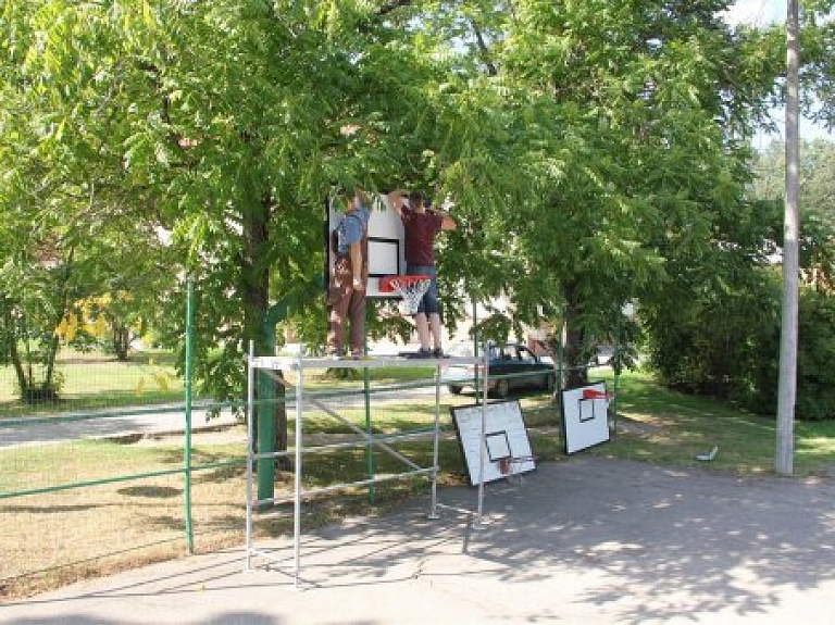 Pie Naukšēnu novada vidusskolas uzstādīti jauni basketbola grozi

