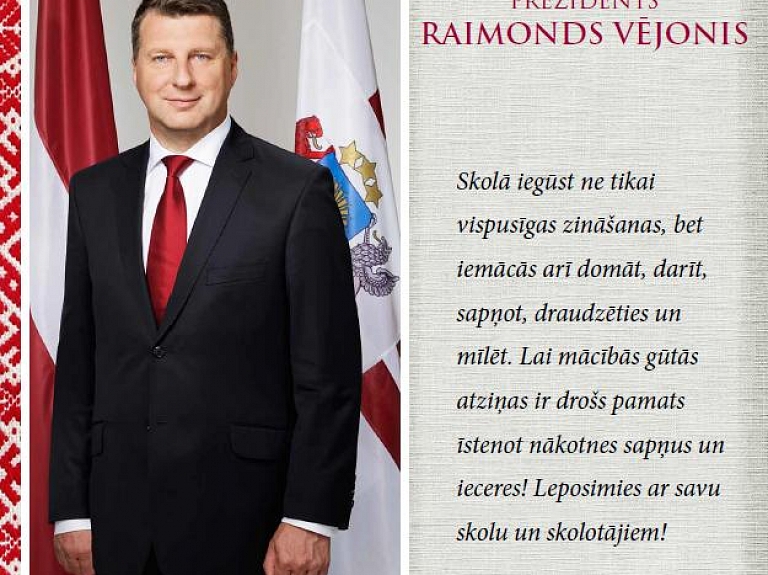 VISC izglītības iestādēm izsniedz valsts simbolu plakātu komplektu

