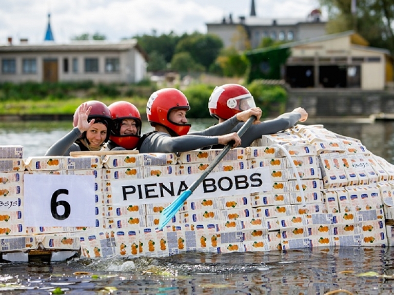 Piena, maizes un medus svētki Jelgavā, desertā - regate

