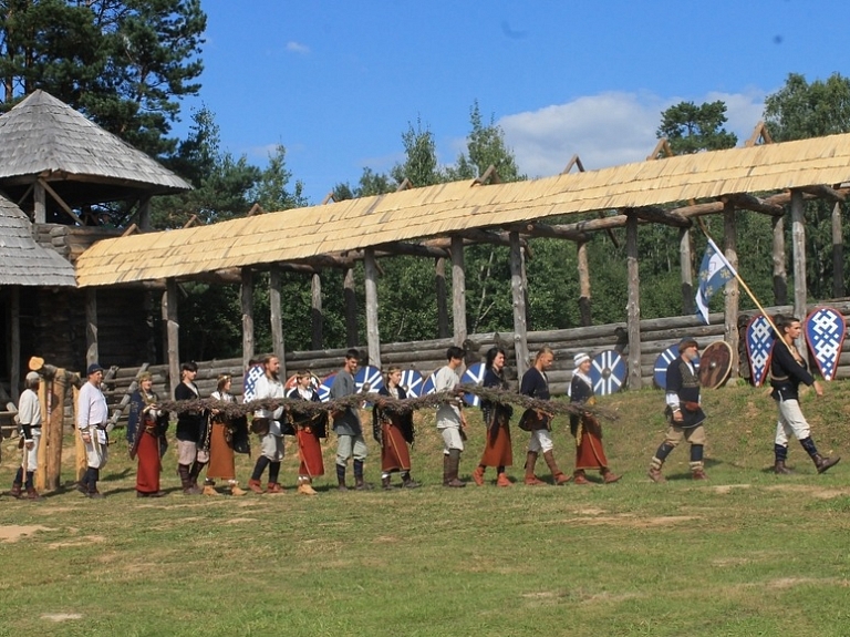 Krāšņi aizvadīti Kroma kolna svētki

