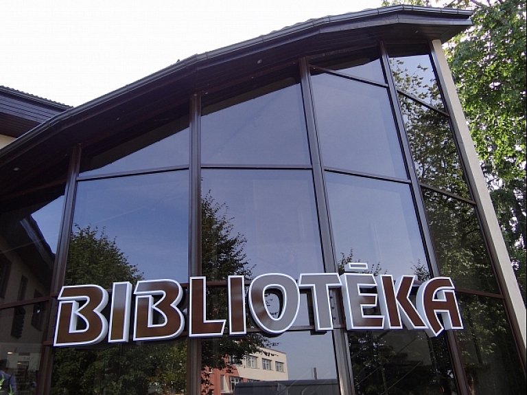 Limbažu Galvenā bibliotēka aicina uz tikšanos ar dzejnieku Leonu Briedi

