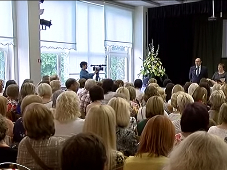 Skolotāji gaida jauno algu modeli

