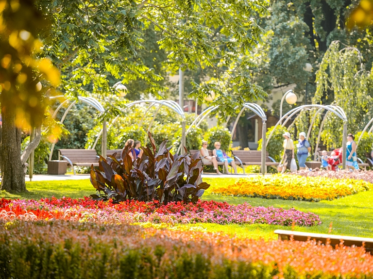 Jūrmalā sācies košākais puķu ziedēšanas laiks

