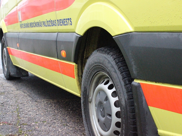 Rallijā "Kurzeme" nopietnas traumas guvuši četri cilvēki

