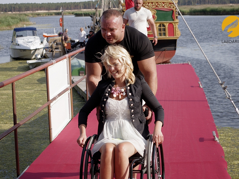 Labdaris.lv parāda, ka ratiņkrēsls nav šķērslis

