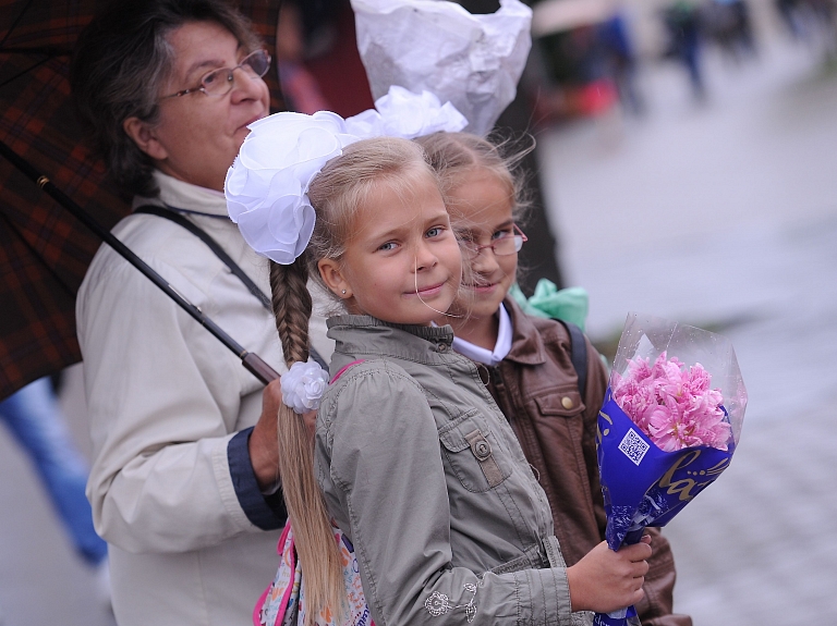 Zinību diena būs rudenīgi lietaina un vēsa

