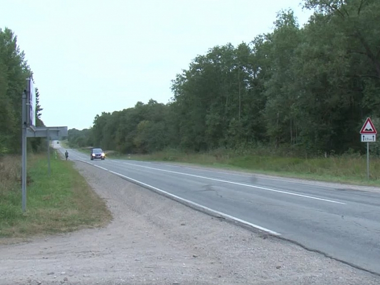 Latgales Reģionālā TV: Turpinās ceļmalas tīrīšana no augošās zāles un krūmu atvasēm

