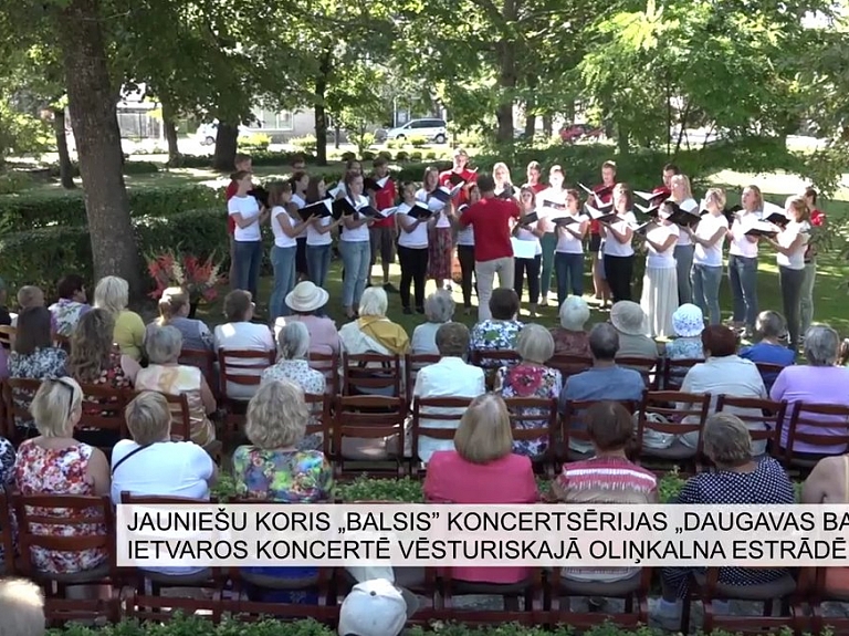 Latgales Reģionālā TV: Jauniešu koris "Balsis" koncertē vēsturiskajā Oliņkalna estrādē