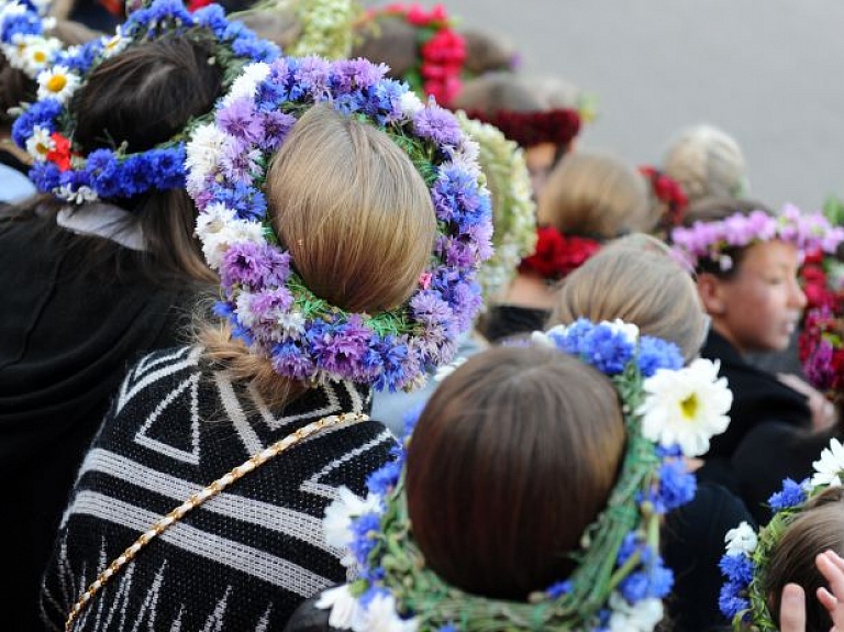 Nekonstatē vienu galveno iemeslu skolēnu ģībšanai dziesmu svētkos

