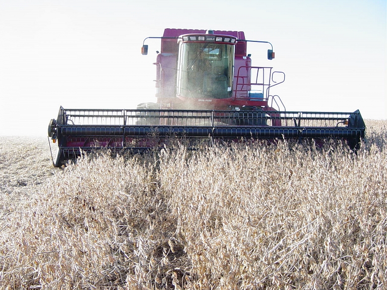 Kubulu pagastā dedzis kombains; VUGD aicina būt uzmanīgiem labības kulšanas laikā