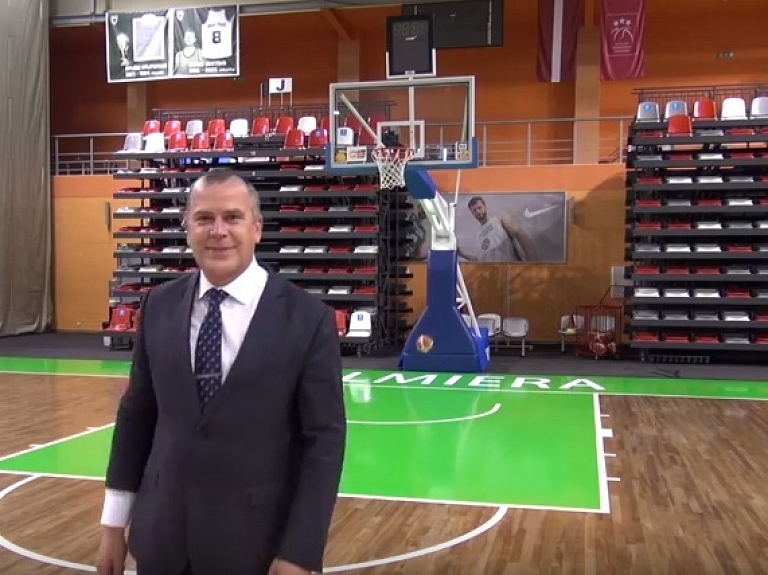 Baiks demonstrē meistarību basketbola akcijā "Zelta Roka"

