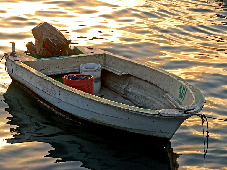 Lielupē glābj vīrieti, kurš laivā aizmidzis
