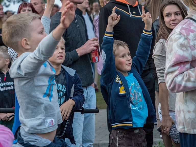 Ar plašiem Kauguru svētkiem Jūrmalā svin rudens iestāšanos

