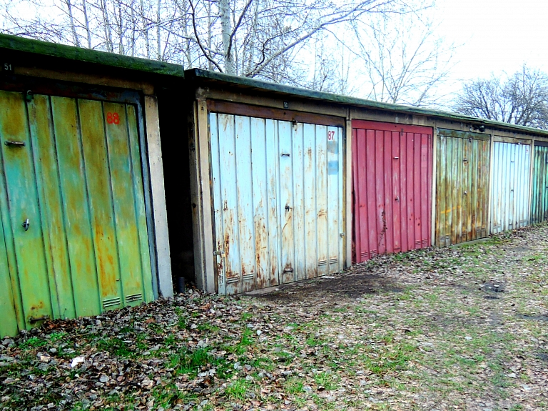 Daugavpilī glābēji no garāžas remontbedres izceļ tajā iekritušu bezsamaņā esošu vīrieti



