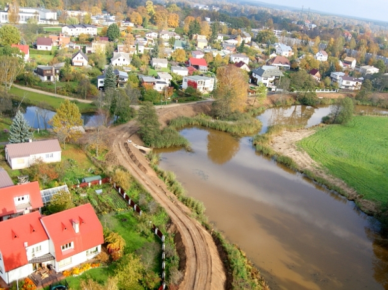 "Carnikavas Komunālserviss": Patvaļīga būvniecība uz dambja nav pieļaujama

