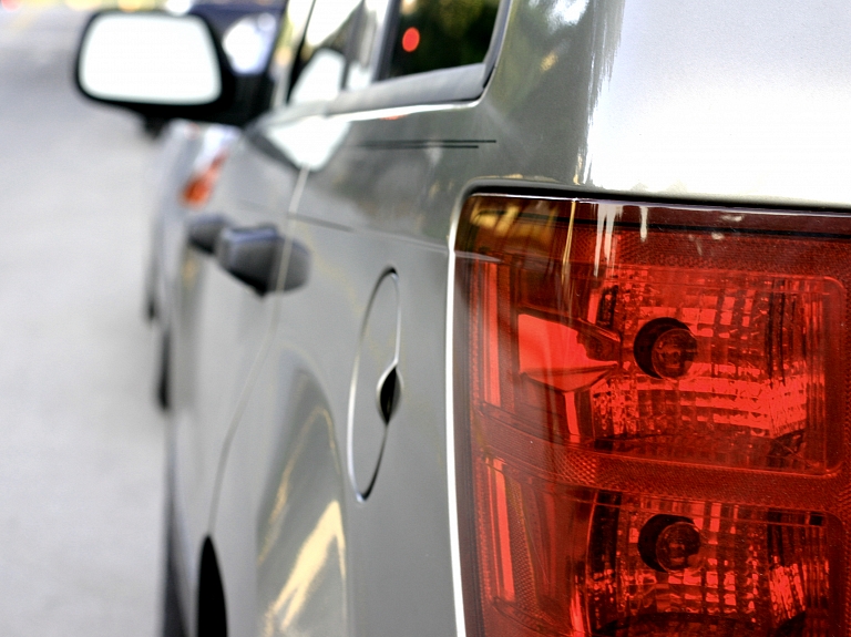 Slēgs kustību zem Vienības tilta

