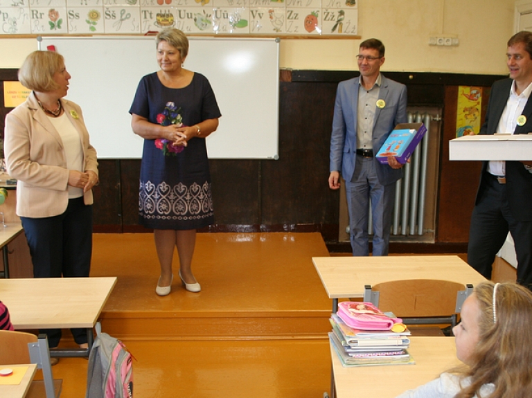 Limbažu novada pašvaldības vadība sveic pirmklasniekus ar skolas gaitu uzsākšanu

