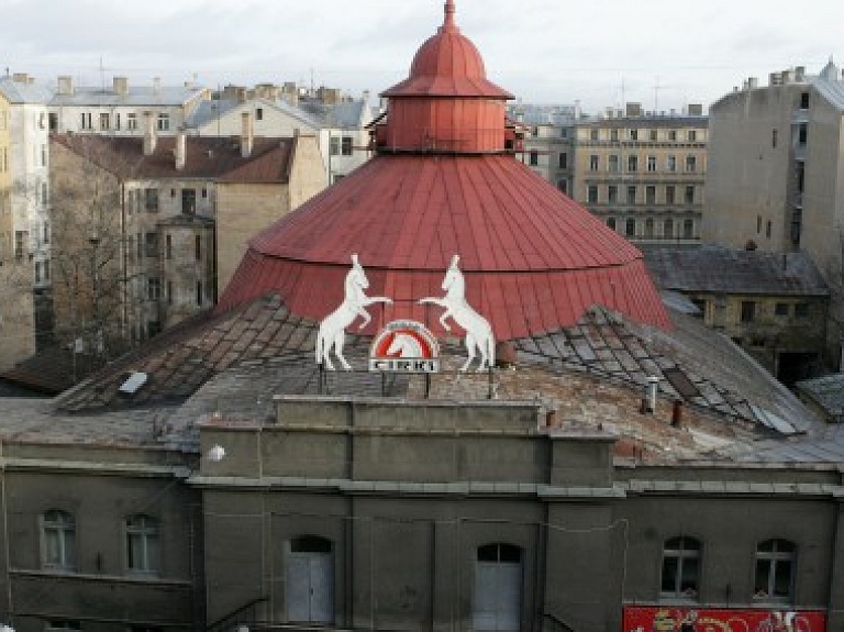 Atļauj ekspluatēt daļu Rīgas cirka ēkas; daļa ēkas nekavējoties jāslēdz

