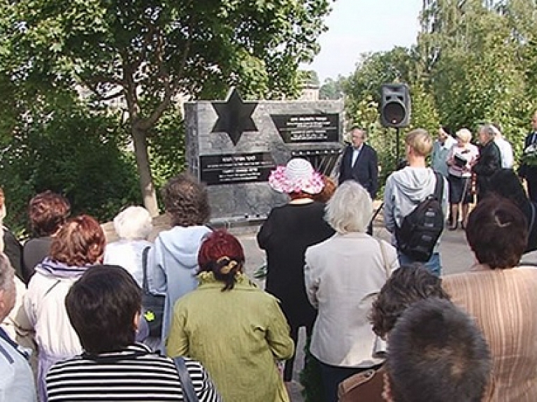 Daugavpilī uzstādīts piemineklis ebreju geto bojāgājušajiem