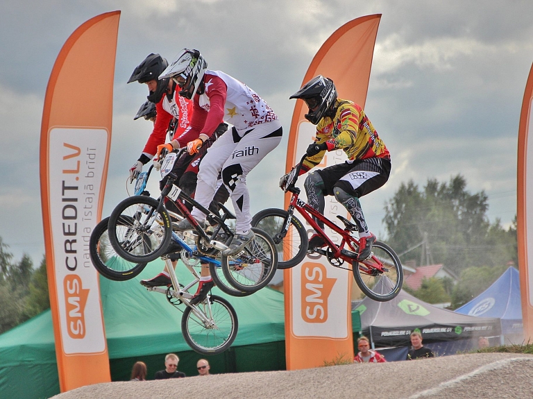 "SMScredit.lv BMX čempionāta" elites un junioru grupā uzvaru izcīna Rihards Veide