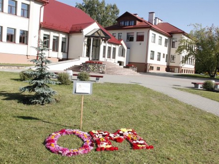 Šonedēļ pie skolas Naukšēnos būs aplūkojama izstāde "Alfabēts"

