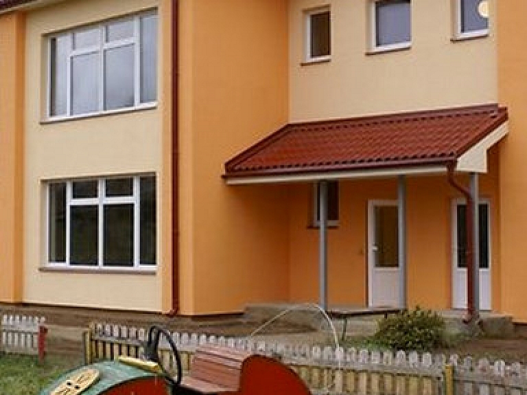 Kocēnu bērnudārza apkārtnē veic ainavas uzlabošanas darbus

