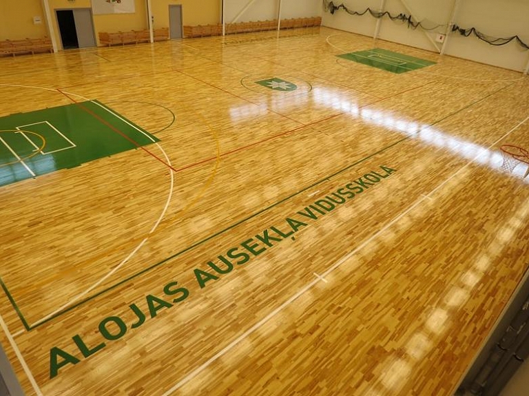 Alojas Ausekļa vidusskolas sporta hallei atjaunota grīda

