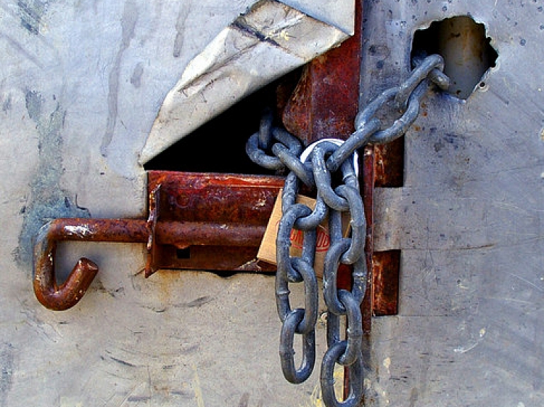 Nojaukts bēdīgi slavenais Rīgas grausts Barona ielā

