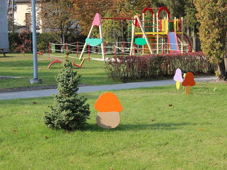 Jelgavas bērnudārzu teritorijas papildinājuši pasaku tēli no koka

