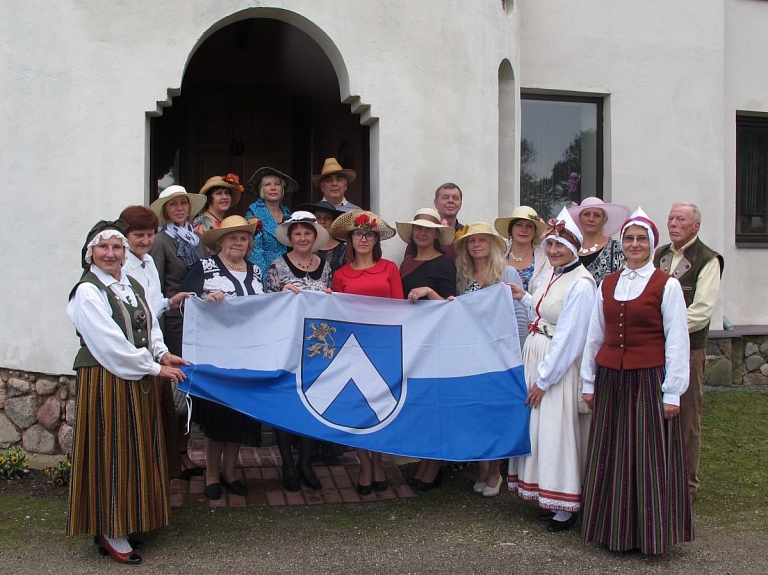 Bauskas sakoptāko māju īpašnieki saņēma karogus